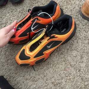 Nike Mens Air Max Muse SE Black/Metallic Silver/Bright Crimson (IB4396-001)